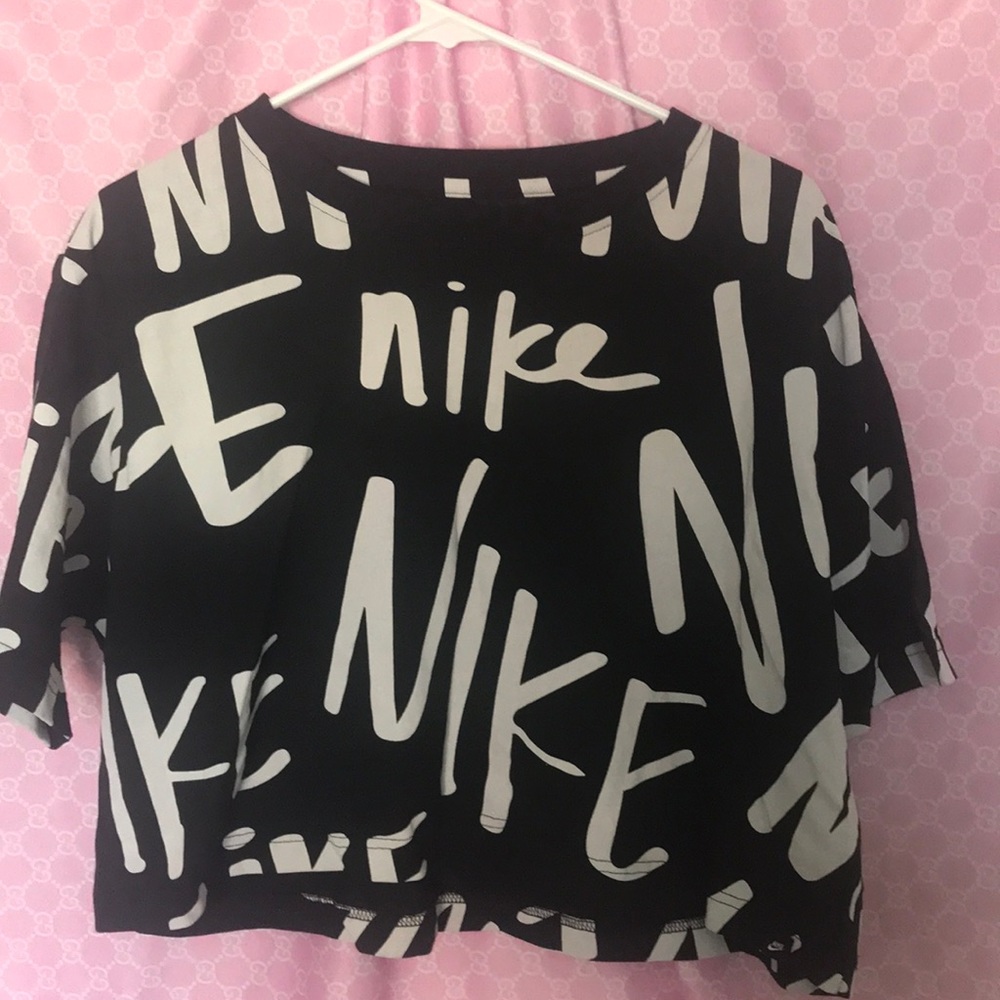 BRAND NEW WITH TAGS! Women’s cropped Nike tee